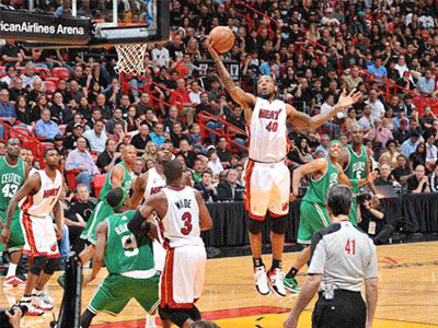 宋小宝、王小利与NBA巨星格林同框，二人现场教格林学唱二人转！