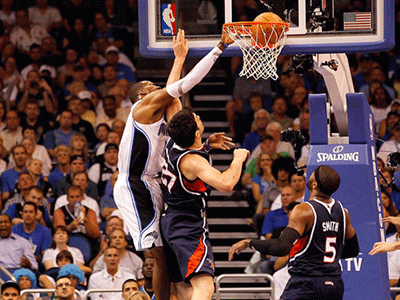 已证实霍华德与女说唱歌手卢西安尼订婚，俩人互摸超大钻戒